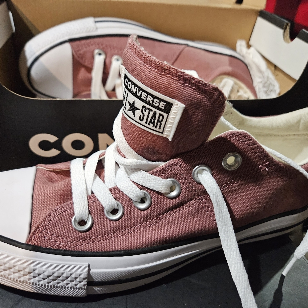 Converse size 7 women's shoes
